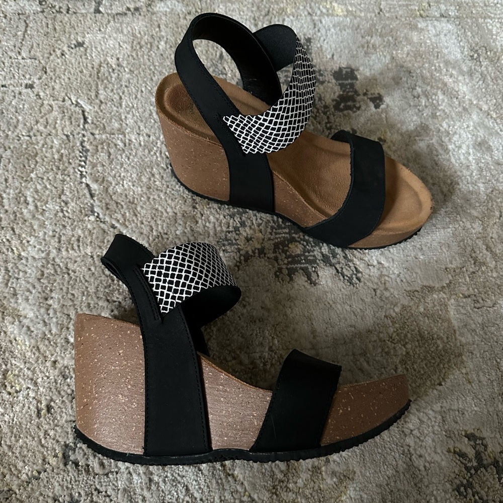 Strappy Wedges - Picture 2 of 6
